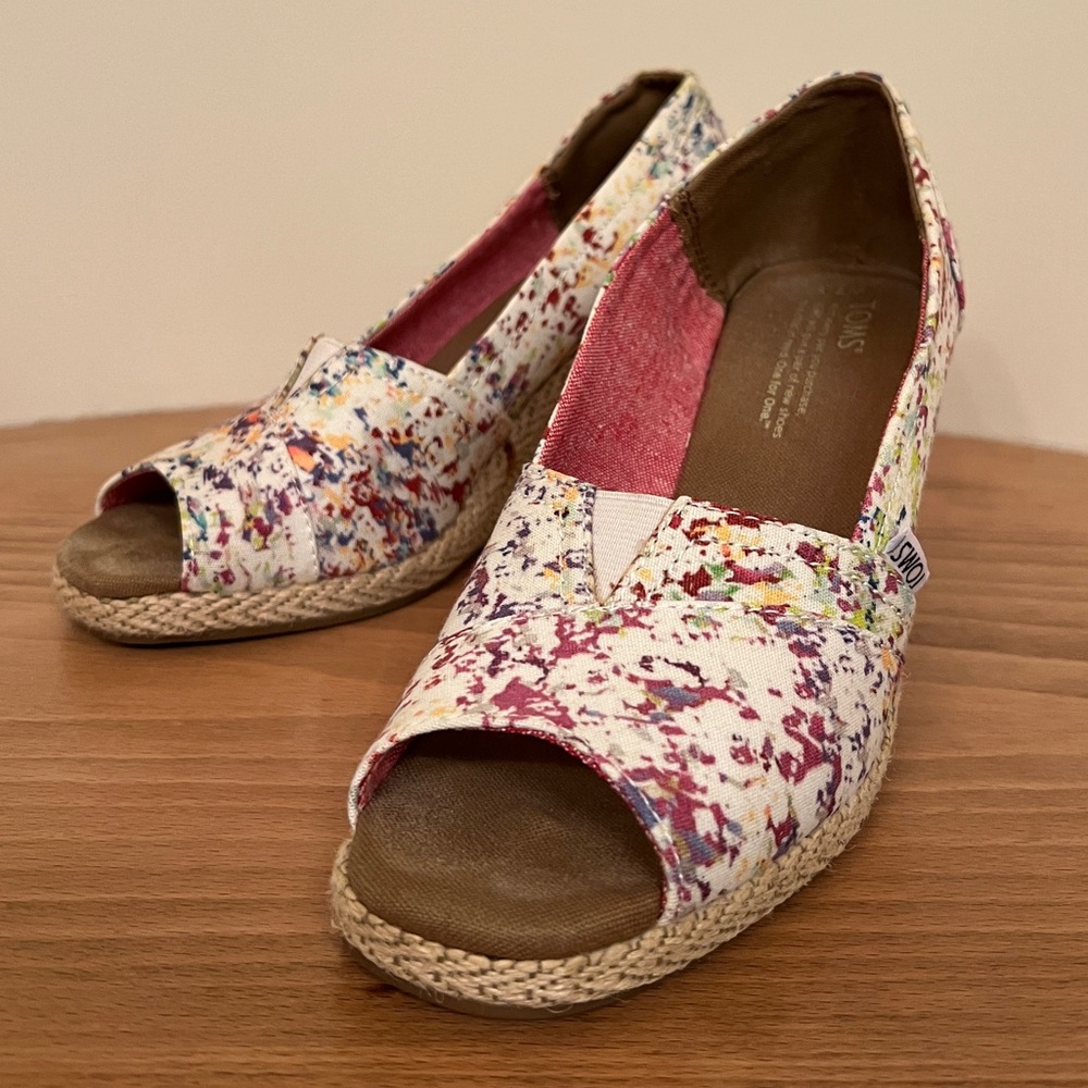 Tom’s wedge sandal